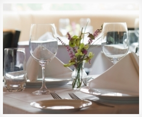 Tafeldekken feestelijke tafel dekken