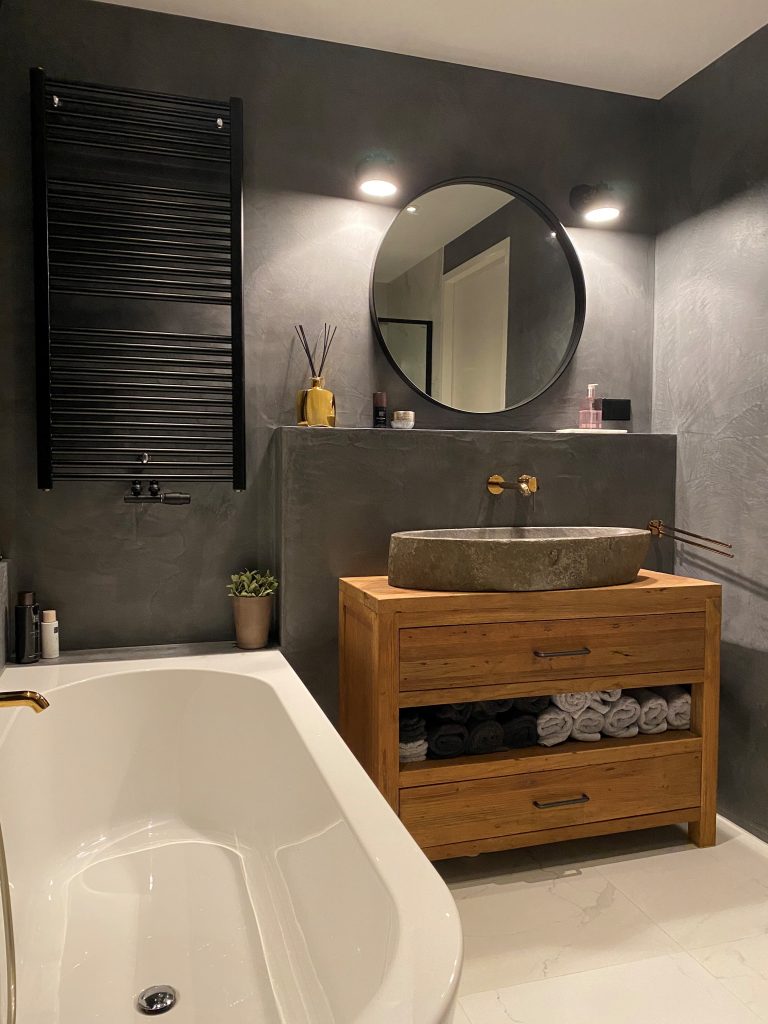 Wij kozen voor de unieke badkamermeubelen van Puurteak!