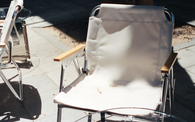 Tuinstoel zonder kussen op een terras